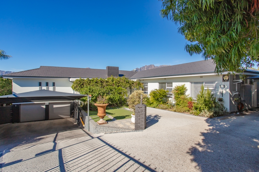 5 Bedroom Property for Sale in Uitsig Western Cape